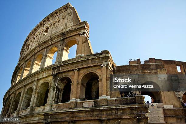 O Colosseum - Fotografias de stock e mais imagens de Escuro - Escuro, Fórum Romano, Pula - Ístria