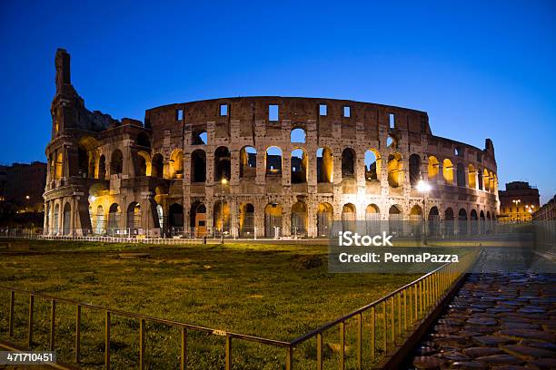 The Colosseum Al Atardecer Roma Italia Foto de stock y más banco de imágenes de Aire libre - Aire libre, Amanecer, Anochecer
