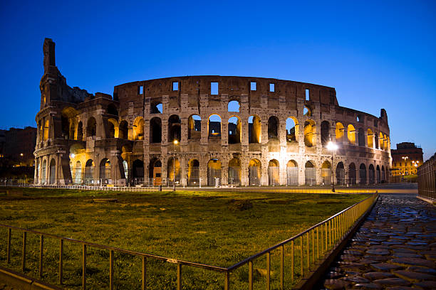 al tramonto, il colosseo, roma, italia - sundow foto e immagini stock