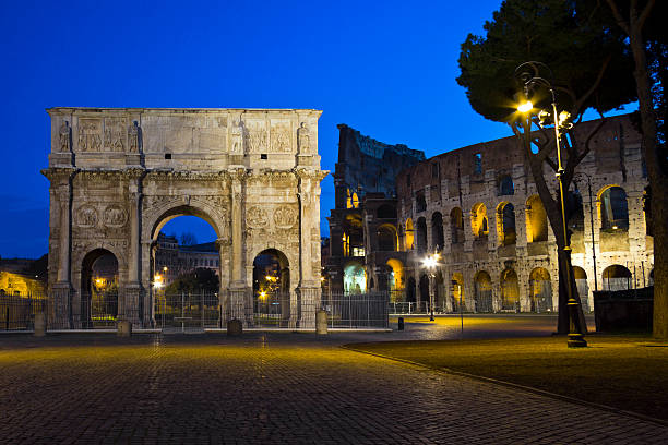 colosseum 및 acrh of costantine, 로마, 이탈리아 - sundow 뉴스 사진 이미지