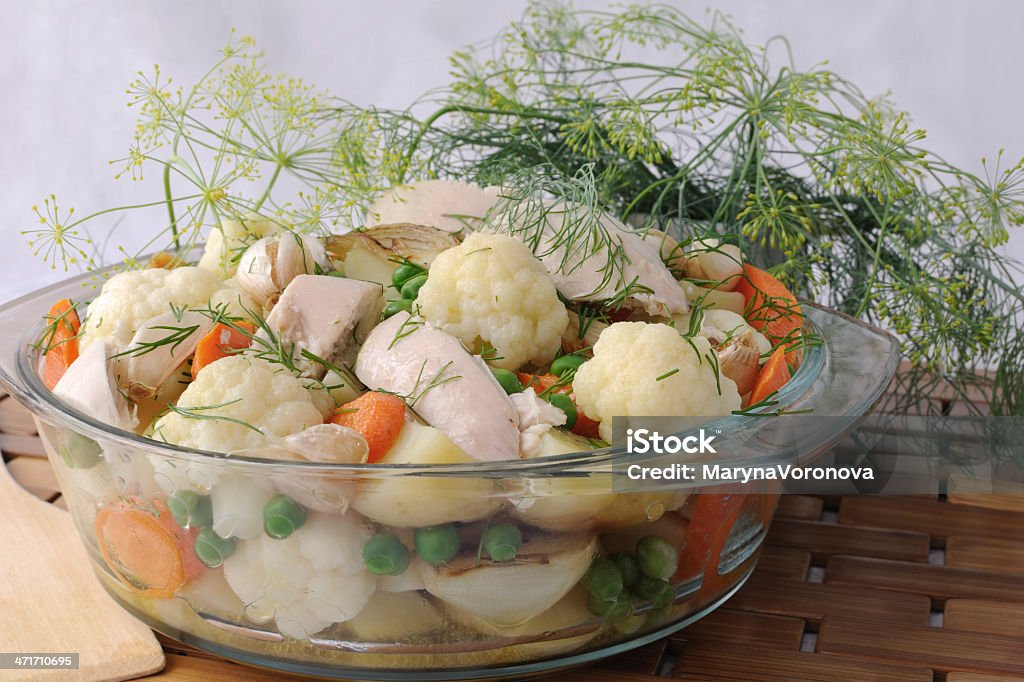 Legumes assados com frango e endro - Foto de stock de Alho royalty-free