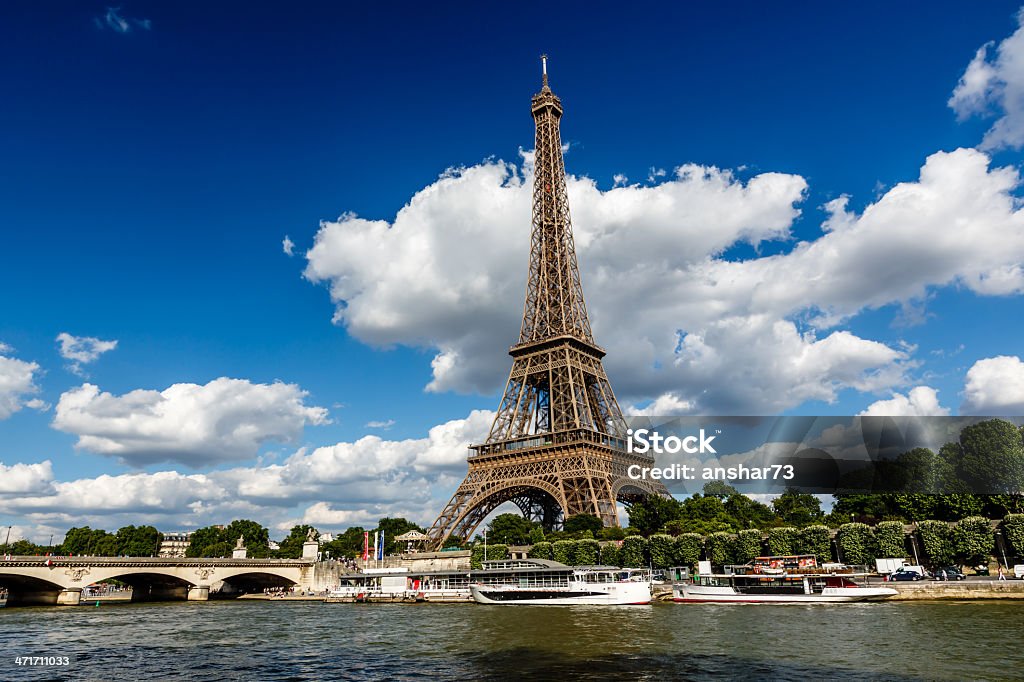 Eiffel Tower and Seine River with White Clouds in Background - Royaltyfri Antenn - Telekommunikationsutrustning Bildbanksbilder
