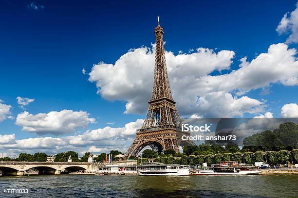 Eiffel Tower And Seine River With White Clouds In Background-foton och fler bilder på Antenn - Telekommunikationsutrustning