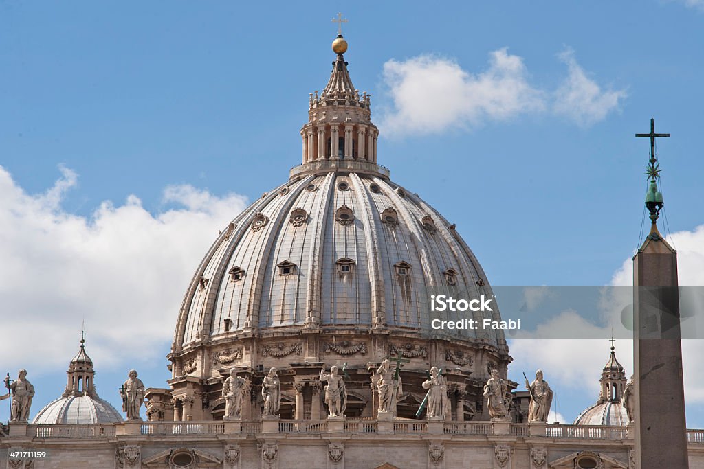 Facciata della Basilica di San Pietro a Roma - Foto stock royalty-free di Ambientazione esterna