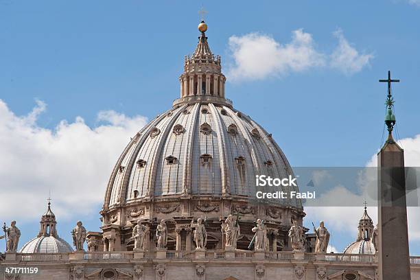 Facciata Della Basilica Di San Pietro A Roma - Fotografie stock e altre immagini di Ambientazione esterna - Ambientazione esterna, Antico - Condizione, Architettura