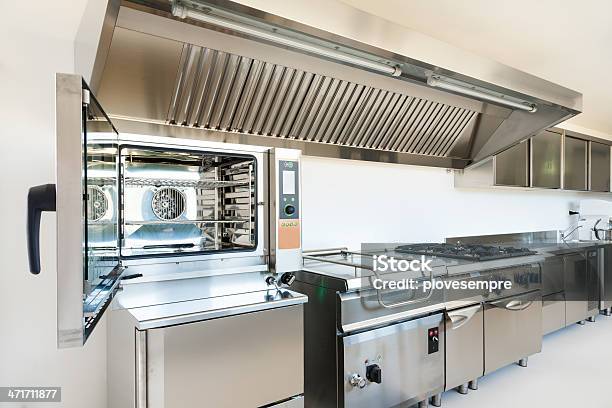 Professionelle Küche Stockfoto und mehr Bilder von Gewerbliche Küche - Gewerbliche Küche, Ausrüstung und Geräte, Restaurant
