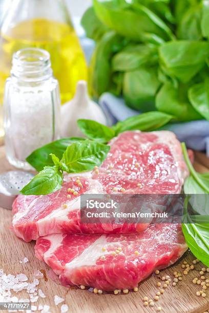 Carne Cruda - Fotografie stock e altre immagini di Aglio - Alliacee - Aglio - Alliacee, Ambientazione interna, Barbecue - Cibo