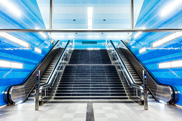 современный лестницы и эскалаторы - railroad station escalator staircase steps стоковые фото и изображения