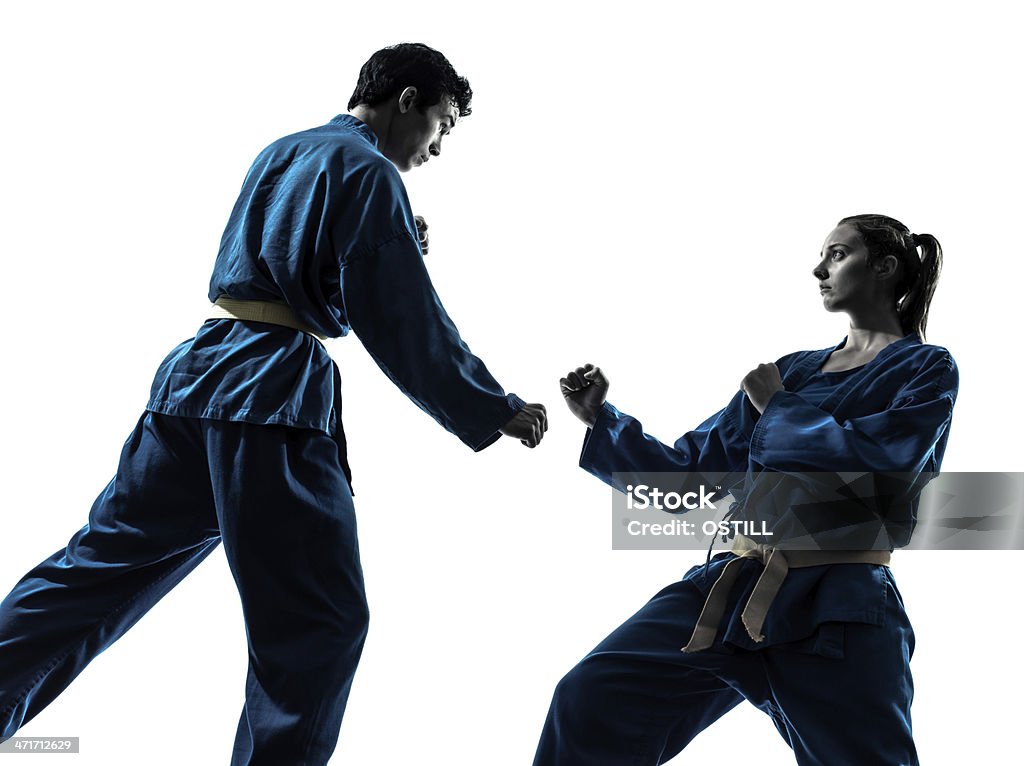 Sztuki walki karate vietvodao człowiek kobieta para sylwetka - Zbiór zdjęć royalty-free (Dwie osoby)