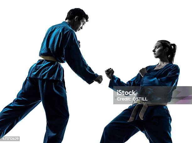 Sztuki Walki Karate Vietvodao Człowiek Kobieta Para Sylwetka - zdjęcia stockowe i więcej obrazów Dwie osoby