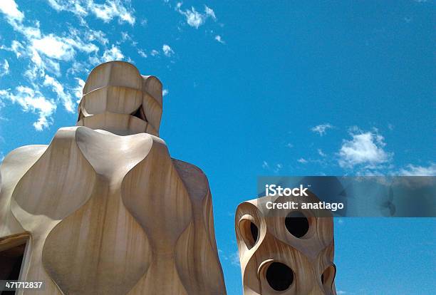 Casa Milá O La Pedrera De Barcelona Stock Móvil Foto de stock y más banco de imágenes de Aire libre - Aire libre, Alfarería, Antonio Gaudí