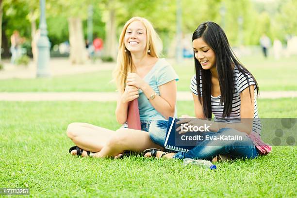 Foto de Bonito Meninas Lendo Um Livro e mais fotos de stock de 16-17 Anos - 16-17 Anos, 20 Anos, 20-24 Anos