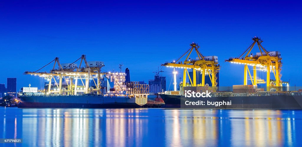 Navio de carga de carga Contêiner Industrial com guindastes de trabalho. - Foto de stock de Azul royalty-free