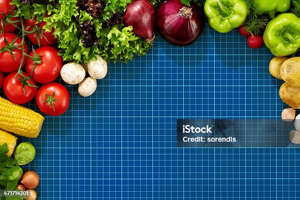 Zdrowe Organiczne Warzywa Na Mata Do Cięcia - zdjęcia stockowe i więcej obrazów Bez ludzi - Bez ludzi, Brukselka - Odmiana kapusty, Cebula