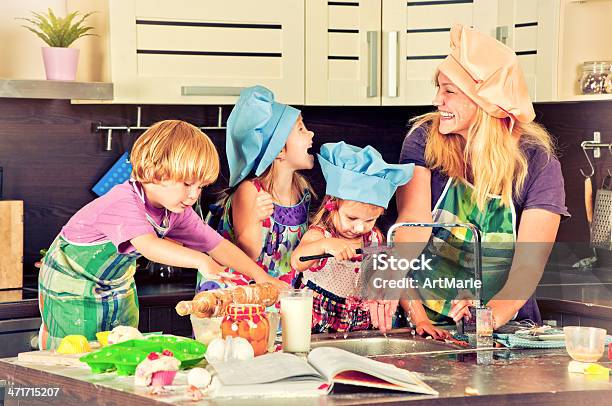 Familia En La Cocina Foto de stock y más banco de imágenes de Caos - Caos, Felicidad, Madre