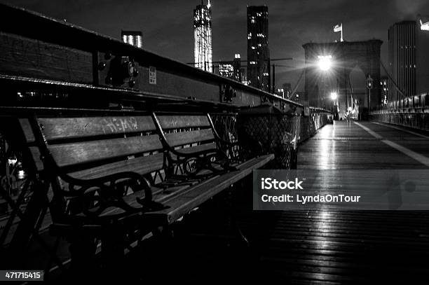 Banco Sobre El Puente De Brooklyn Por La Noche Foto de stock y más banco de imágenes de Aire libre - Aire libre, Arquitectura, Banco - Asiento