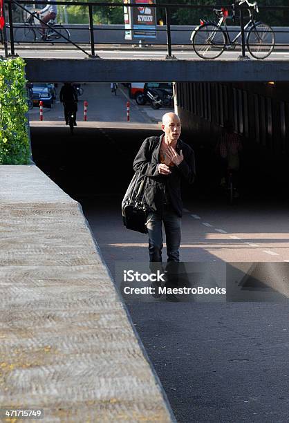 Uomo Fuori Del Tunnel - Fotografie stock e altre immagini di Adulto - Adulto, Ambientazione esterna, Amsterdam