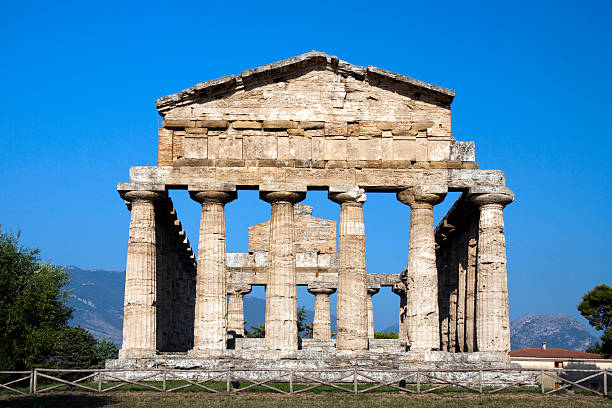 blick auf alten athena-tempel in paestum, naples. - social history minerva past ancient stock-fotos und bilder