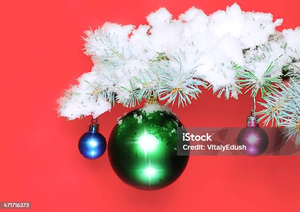 Foto de Bolas De Neve Coberta De Ramos De Abeto e mais fotos de stock de Azul - Azul, Bola de Neve, Bola de Árvore de Natal