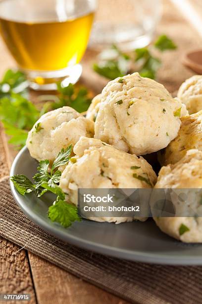 Feito Em Casa Com Salsa Bola De Pão Ázimo - Fotografias de stock e mais imagens de Batatas Preparadas - Batatas Preparadas, Bolinho de Massa, Calor