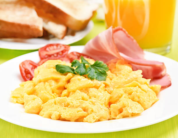 petit déjeuner avec des œufs brouillés - omelet bacon tomato fruit photos et images de collection