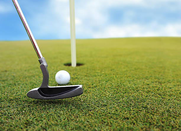 golf ball at hole on grass field - 低切球 個照片及圖片檔