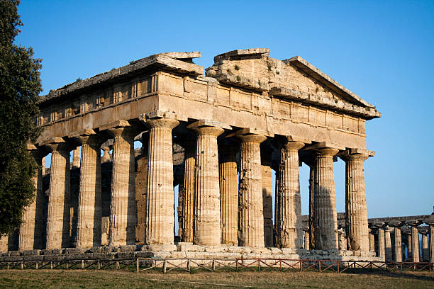 seitenansicht der hera-tempel in paestum, italien - social history minerva past ancient stock-fotos und bilder