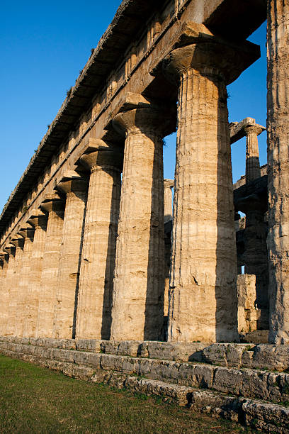griechische säulen in paestum, italien - social history minerva past ancient stock-fotos und bilder