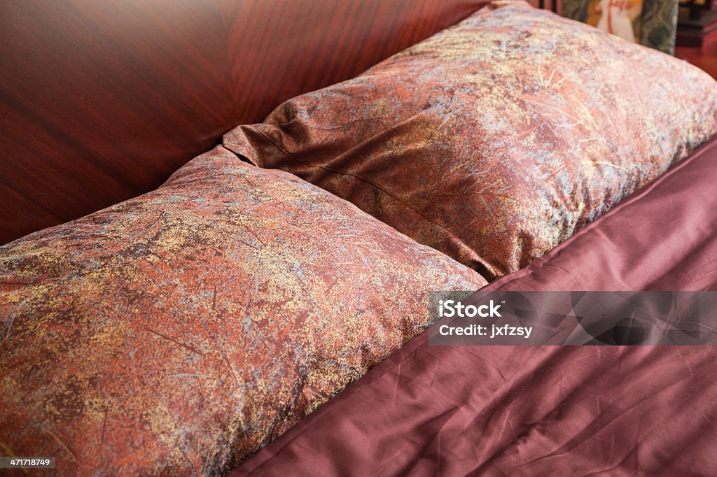 Подушка на кровати - Стоковые фото Без людей роялти-фри