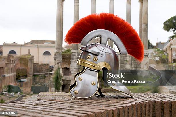 Roman Soldier Kask Przed Fori Imperiali Rzym - zdjęcia stockowe i więcej obrazów Kask ochronny - Odzież ochronna - Kask ochronny - Odzież ochronna, Kask sportowy, Rzym - Włochy