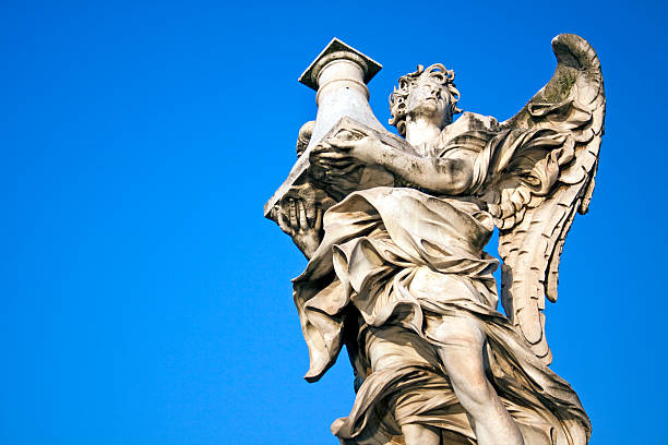 angel mit der säule, castel sant'angelo, rom, italien - bernini castel fort tiber river stock-fotos und bilder