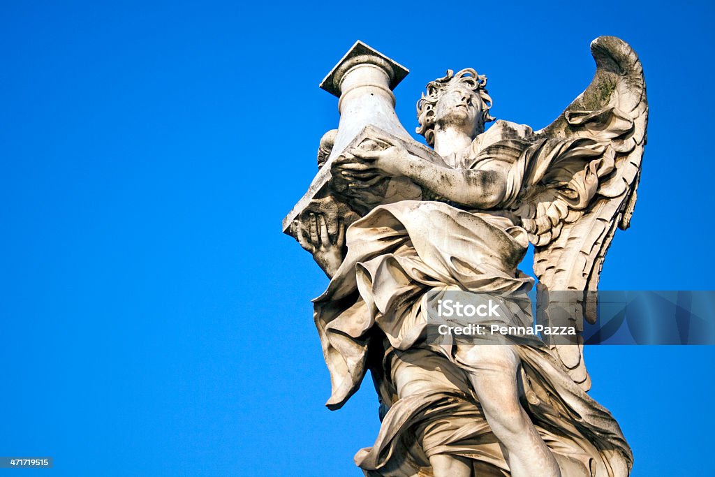 Angelo con colonna, Castel Sant'Angelo, Roma, Italia - Foto stock royalty-free di Ala di animale