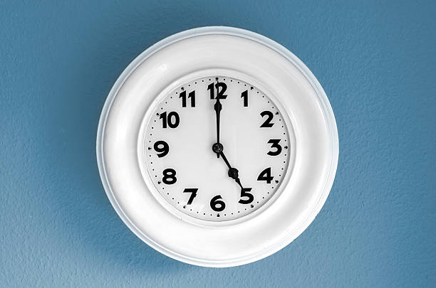 zegar na 5- ta godzina - number 1 oclock single object clock zdjęcia i obrazy z banku zdjęć