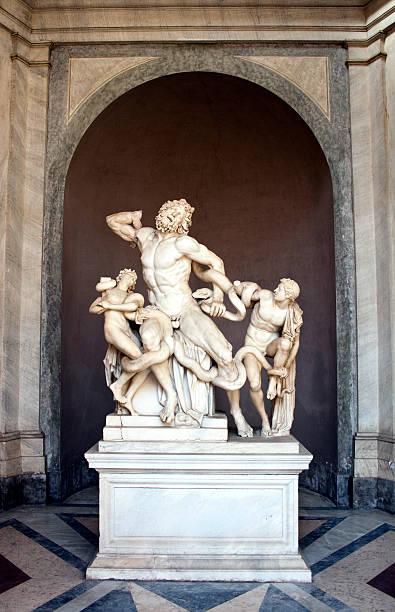 estátua de laocoon e sons strangled de cobra, do museu do vaticano. - classical greek roman statue warrior - fotografias e filmes do acervo