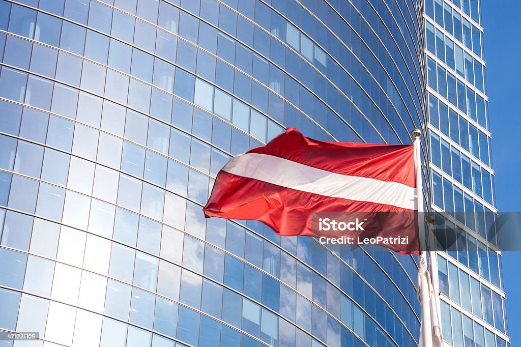 Flaga Łotwy przed Szkło Wieżowiec - Zbiór zdjęć royalty-free (Bez ludzi)