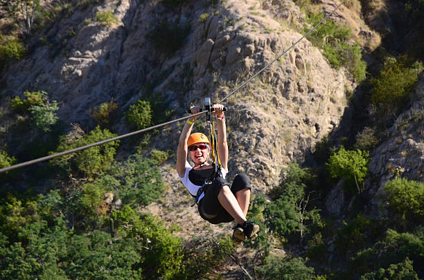 junge frau mit reißverschluss-futter - zip lining stock-fotos und bilder