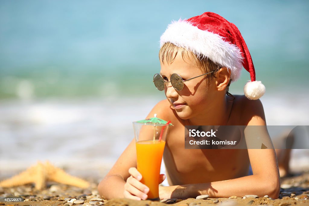 Menino em Santa Chapéu de natal na praia - Royalty-free Ao Ar Livre Foto de stock