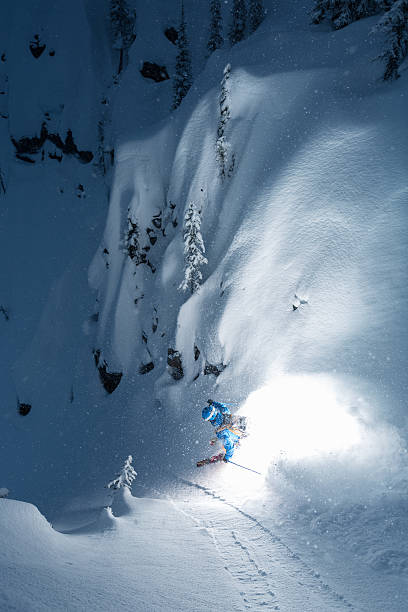 extremes skifahren im pulverschnee - skiing powder snow flash snow stock-fotos und bilder