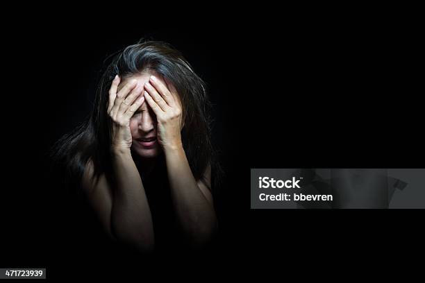 Mulher Cobrir O Rosto Com A Mão E Choro - Fotografias de stock e mais imagens de Adulto - Adulto, Adversidade, Atormentado