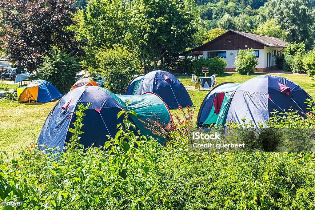 Campingplatz mit Zelten - Lizenzfrei Zelt Stock-Foto