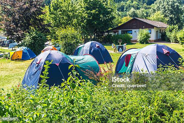 Campingplatz Mit Zelten Stockfoto und mehr Bilder von Zelt - Zelt, Viele Gegenstände, Wohnwagensiedlung