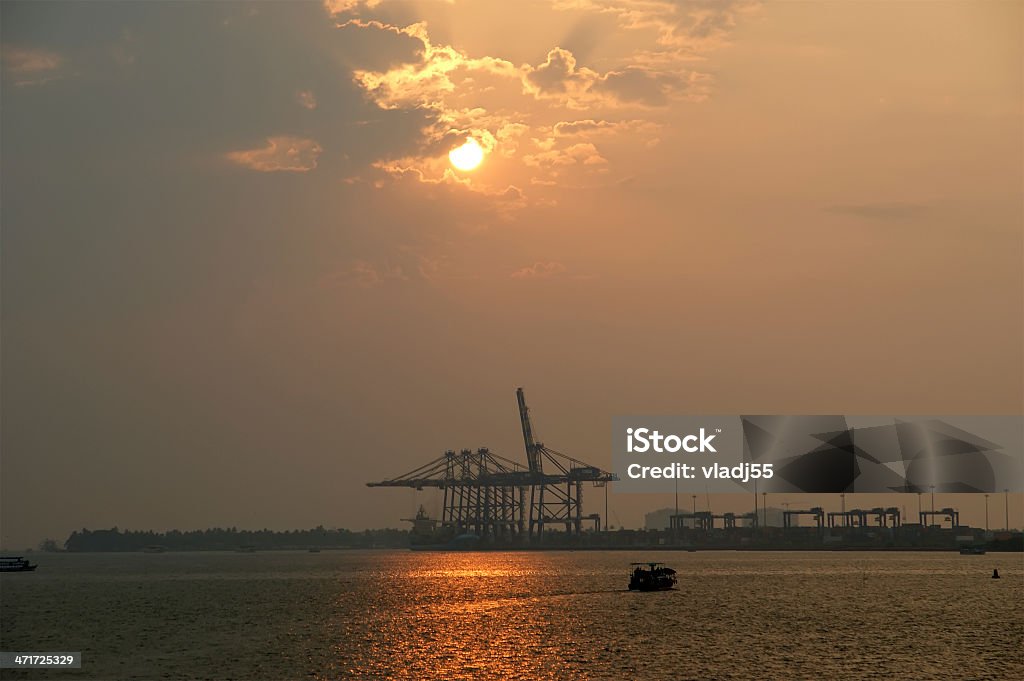 Cargo porta su un tramonto, Cochin, Kerala, India meridionale - Foto stock royalty-free di Ambientazione esterna