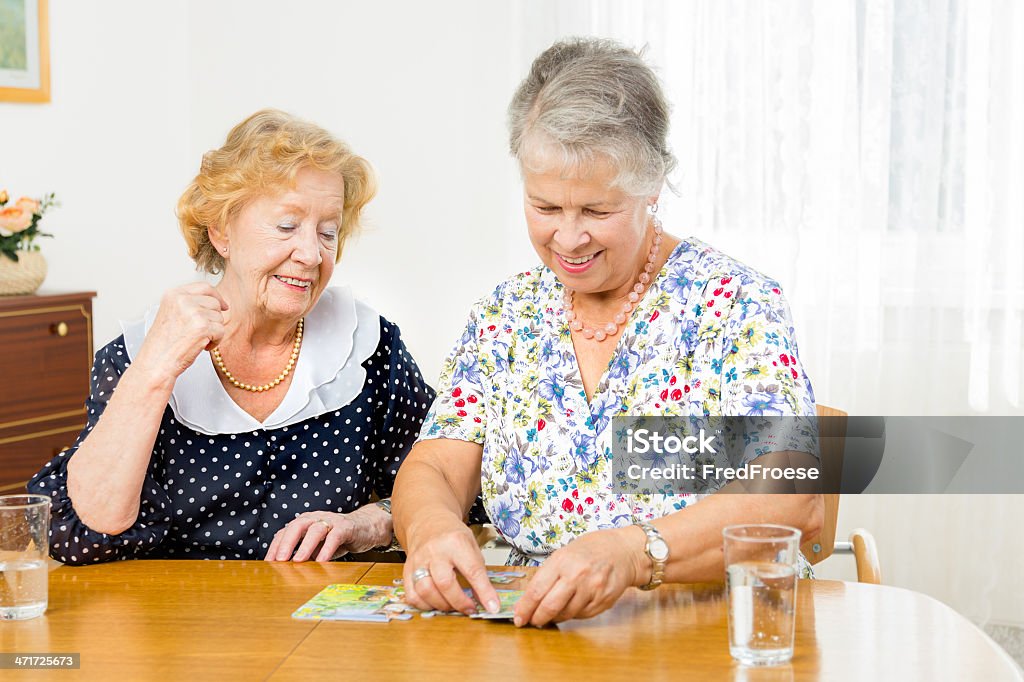 Ältere Frau paar Montage eine puzzle - Lizenzfrei Aktiver Lebensstil Stock-Foto