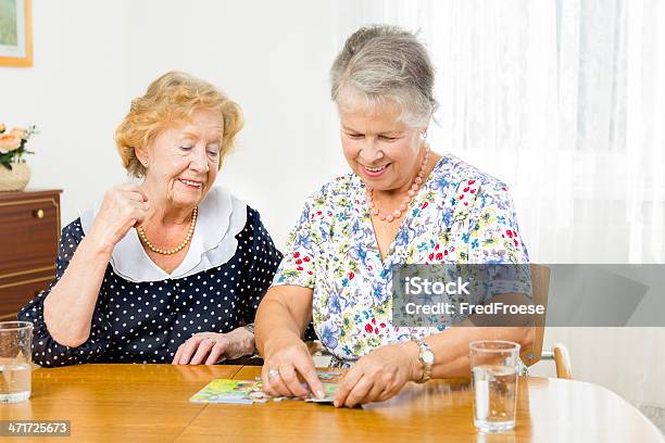 Ältere Frau Paar Montage Eine Puzzle Stockfoto und mehr Bilder von Aktiver Lebensstil - Aktiver Lebensstil, Aktiver Senior, Alter Erwachsener