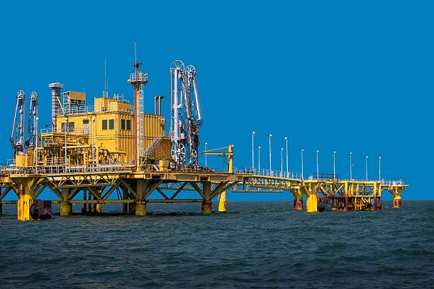 오일 및 가스 다이빙대 바다 - oil rig sea remote oil industry 뉴스 사진 이미지