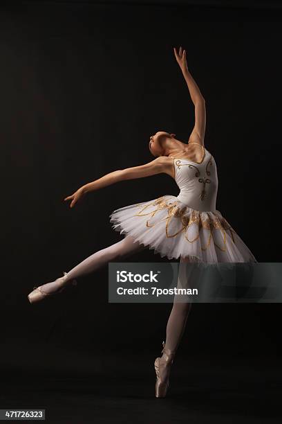 Ballerina Auf Schwarz Stockfoto und mehr Bilder von Balletttänzer - Balletttänzer, Schwarzer Hintergrund, Tanzen