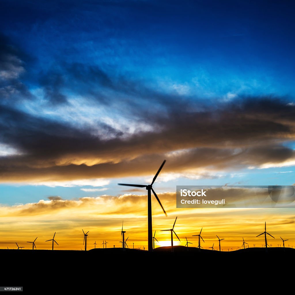 Moinhos de vento geradores de energia - Foto de stock de Cloudscape royalty-free