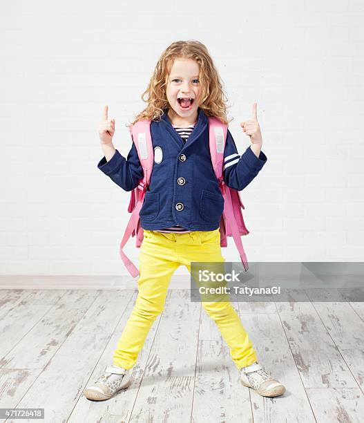 Kleines Mädchen Mit Print Mit Schultasche Stockfoto und mehr Bilder von Schulranzen - Schulranzen, Kind, Rucksack