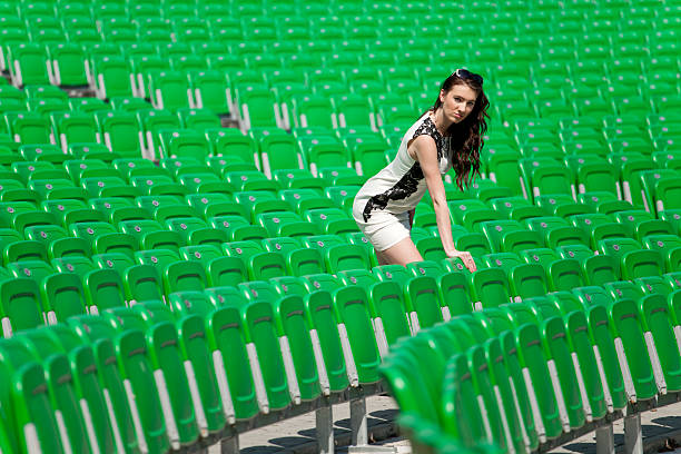 sam w lato kino audytorium - stadium empty seat women zdjęcia i obrazy z banku zdjęć