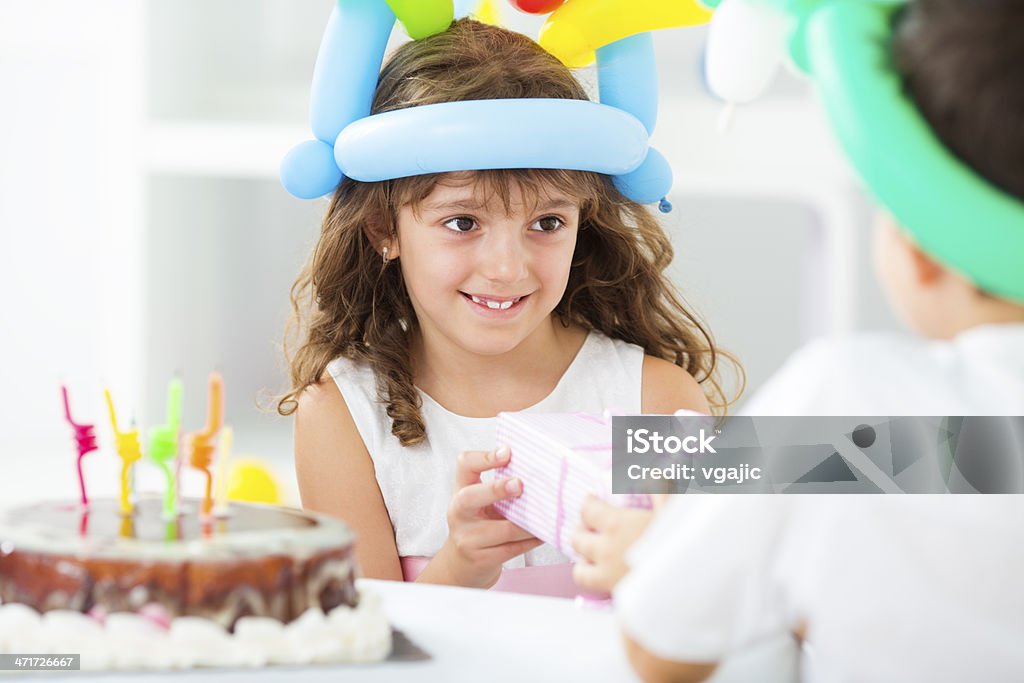 Alegre niños en fiesta de cumpleaños. - Foto de stock de 6-7 años libre de derechos